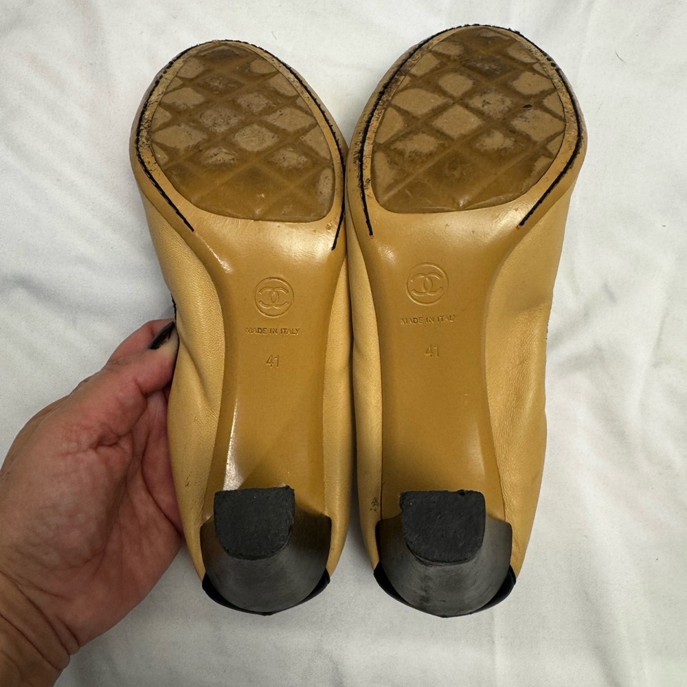 CHANEL Two-Tone Beige and Black Pumps 💯 Authentic guaranteed - Picture 4 of 9